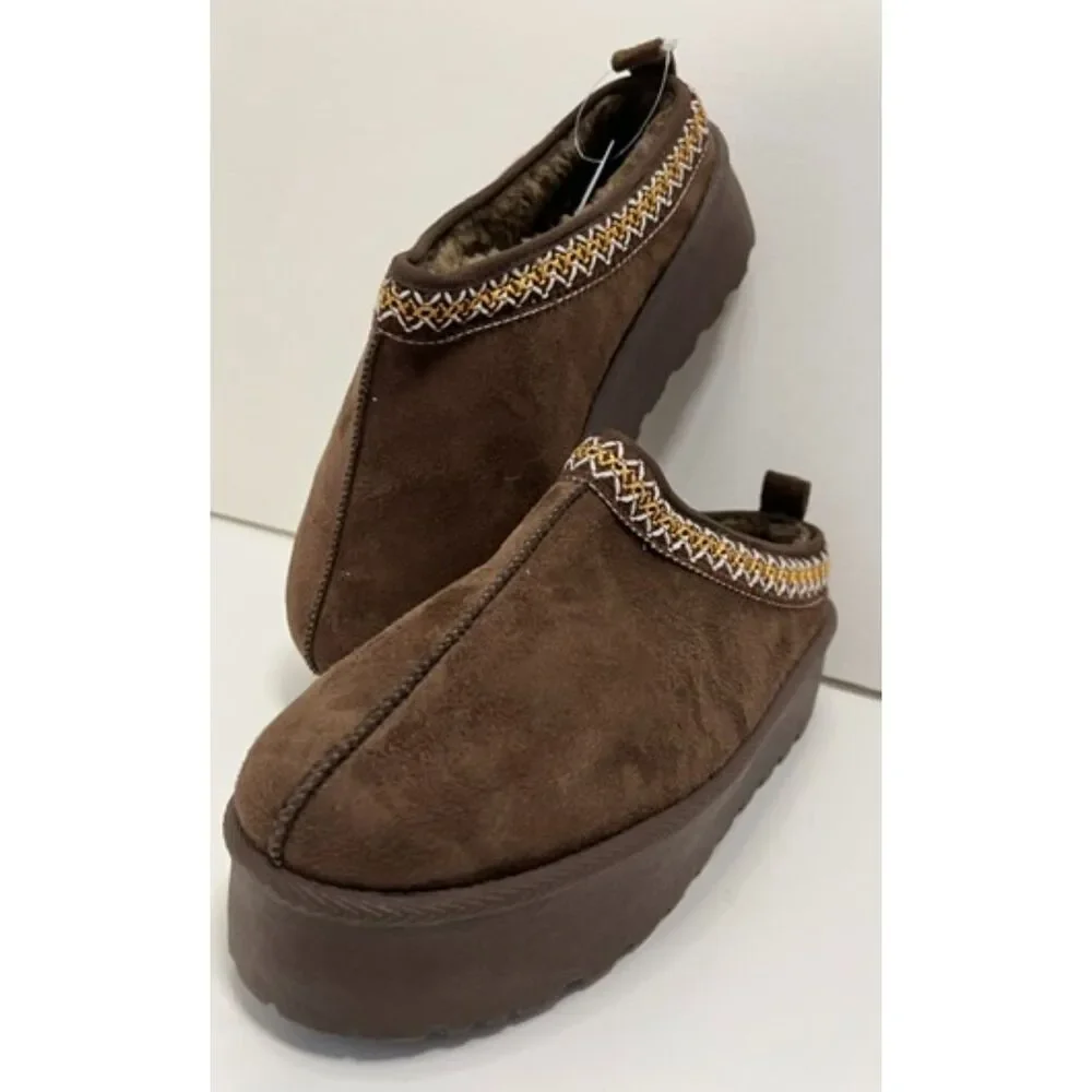 NWT Avalanche Cozy Slippers in dark brown. Size 9.